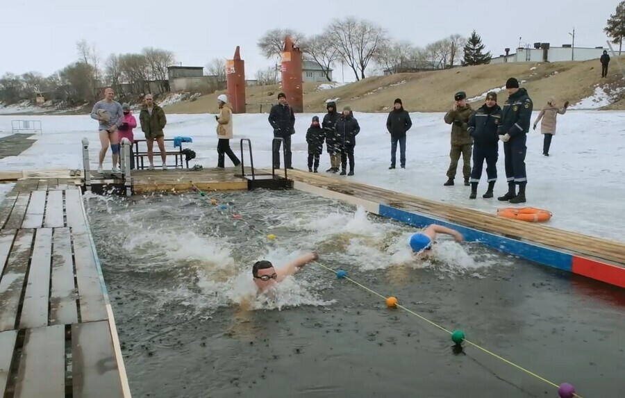 В ледяной воде Зеи в Благовещенске проплыли взрослые и дети Скоро амурские моржи поедут туда где снимался знаменитый Аватар