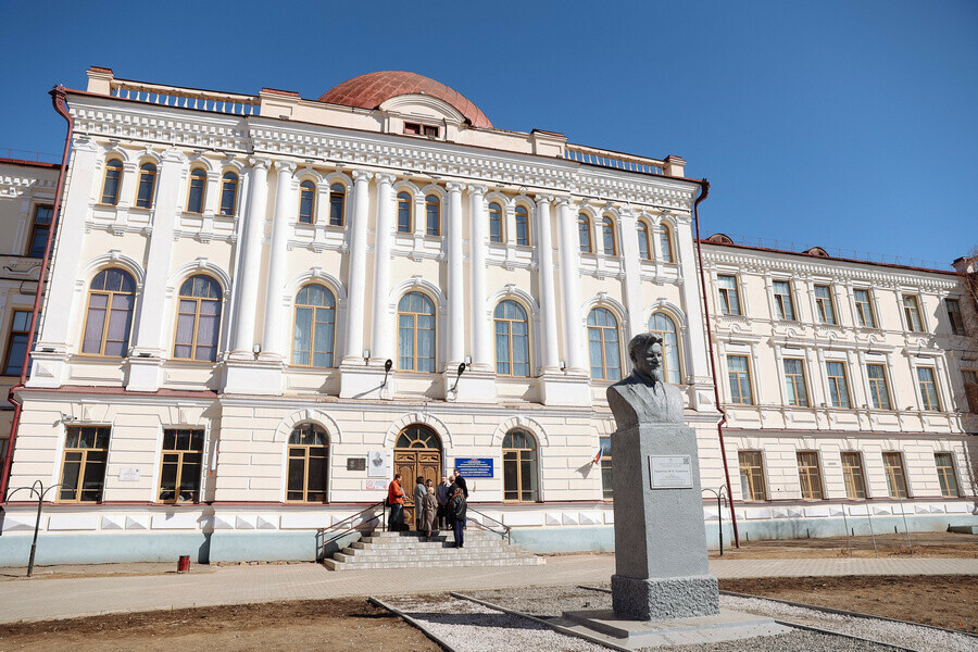 Глава Приамурья поручил продолжить восстановление исторического облика здания в центре города фото 