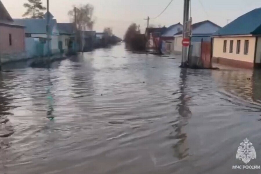 В Орске паводок прорвал дамбу Идет эвакуация населения видео 