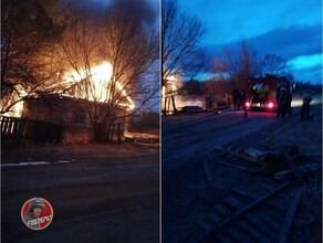 Забор пришлось ломать В Благовещенском районе дотла сгорел жилой дом