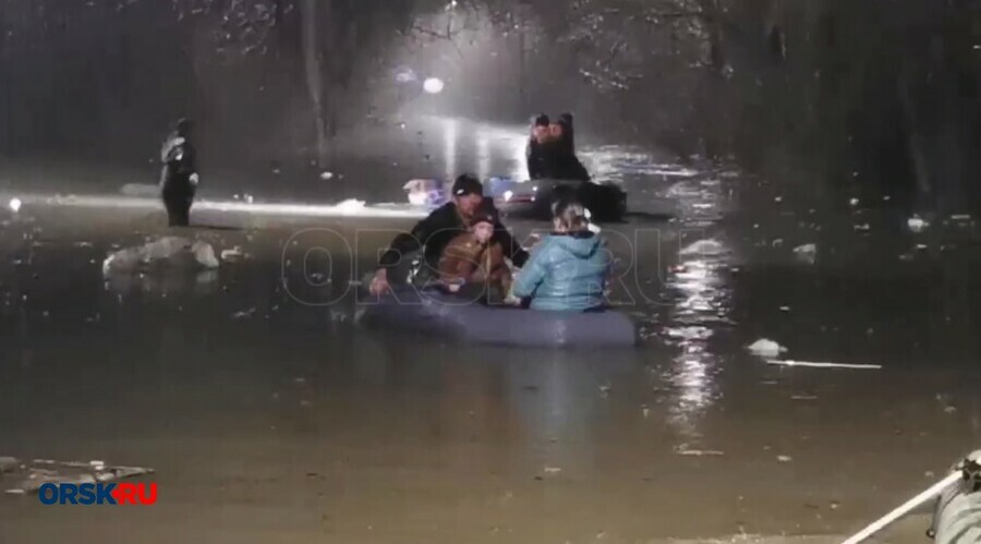 Город Орск уходит под воду С ЧП разбирается экспрокурор Амурской области Руслан Медведев видео