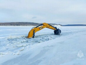 В Амурской области под лед провалился экскаватор вместе с водителем