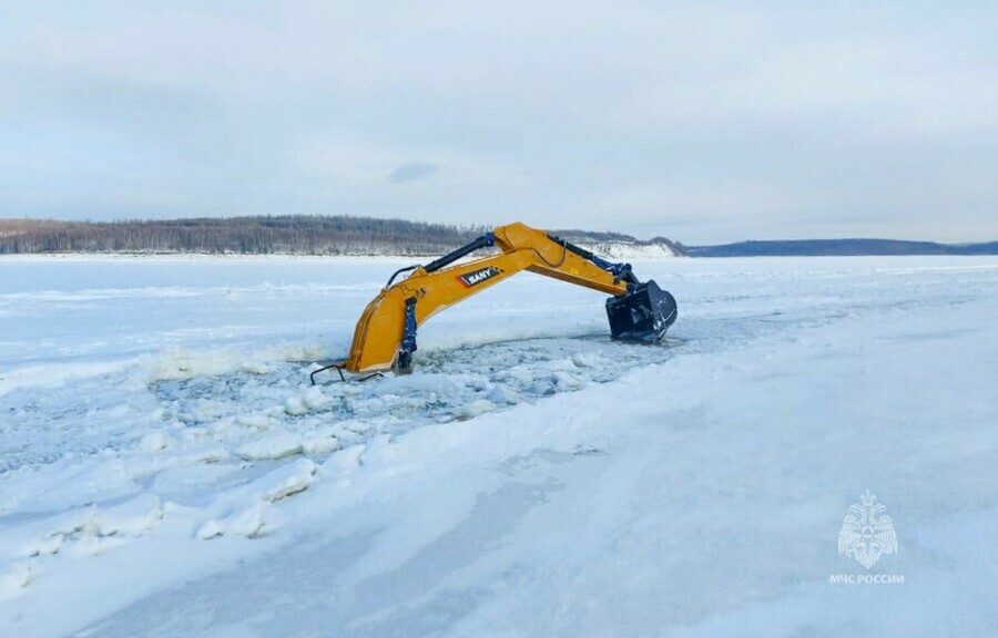 В Амурской области под лед провалился экскаватор вместе с водителем
