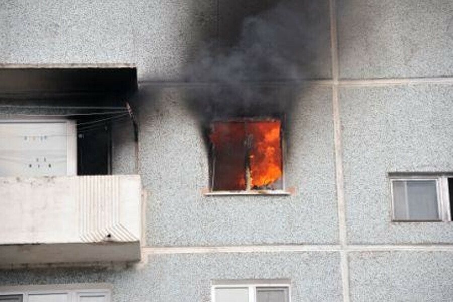 В МЧС озвучили возможные причины пожара в Свободном в котором погиб человек