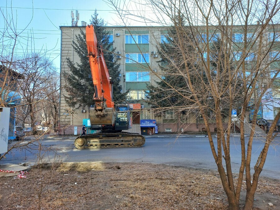 Ни дня без порыва авария произошла на водоводе на улице Театральной в Благовещенске