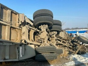 В Амурской области ночью на трассе опрокинулся тяжелый самосвал водитель травмирован