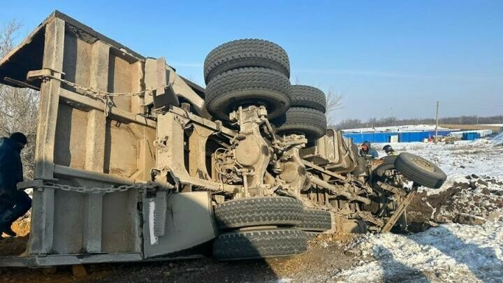 В Амурской области ночью на трассе опрокинулся тяжелый самосвал водитель травмирован