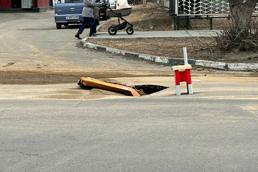 В Благовещенске возле детского сада провалился грунт фото