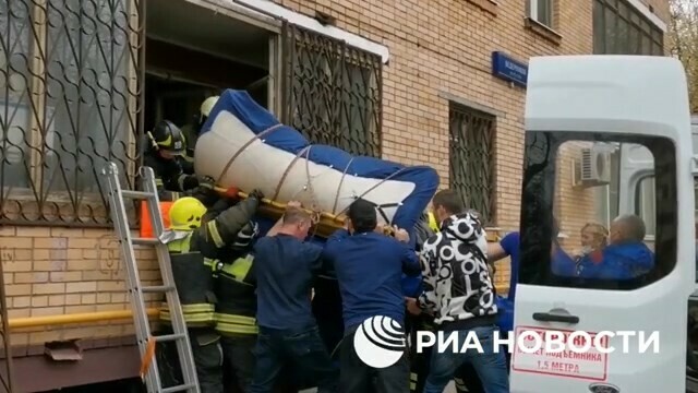 В Москве спасатели вынесли из квартиры 300килограммового мужчину