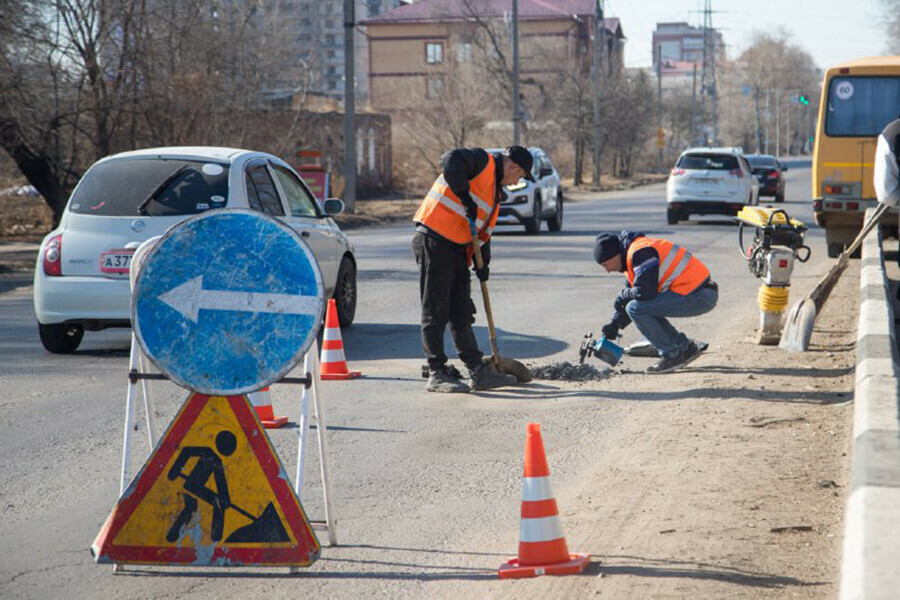 Отремонтировать всё и сразу невозможно мэр Благовещенска об устранении выбоин на дорогах