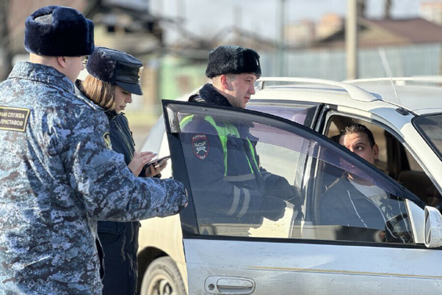 Пока семейная пара разбиралась кому оплатить 100 штрафов ГАИ арестовала автомобиль