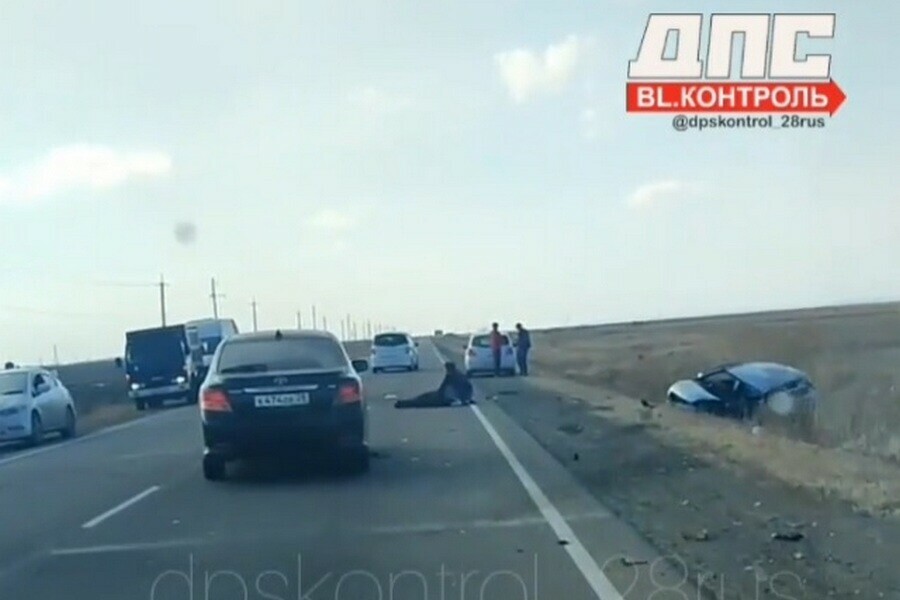 Человек лежит на дороге на трассе Благовещенск  Тамбовка произошла страшная авария видео