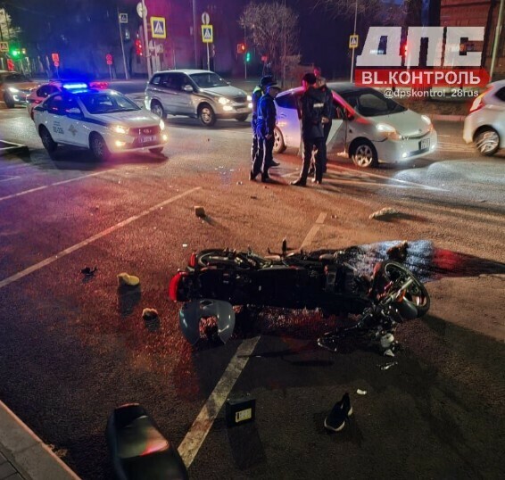 В центре Благовещенска разбился мотоциклист на месте три машины ГИБДД и реанимобиль