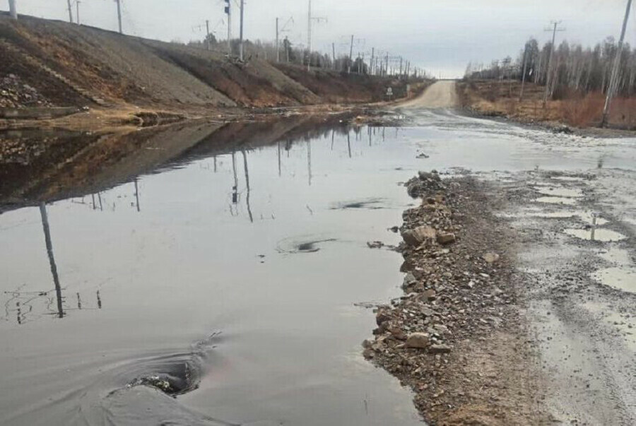 В Амурской области вода перелилась через региональную дорогу