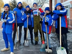 В сёлах Амурской области тимуровцы накололи дров и сыграли на гитаре в интернете