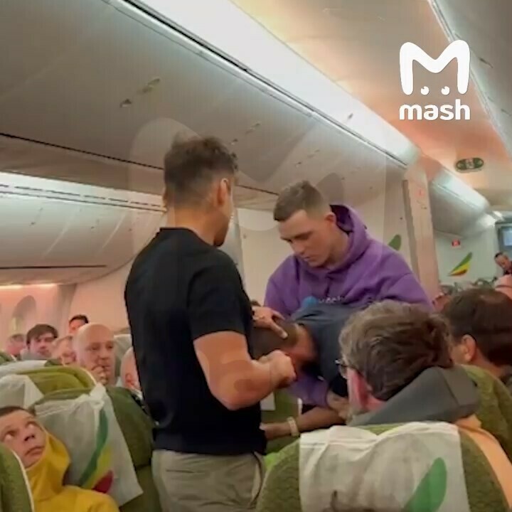 Пьяный россиянин бросался на пассажиров на авиарейсе из Килиманджаро Но не учел что в самолете боксеры видео