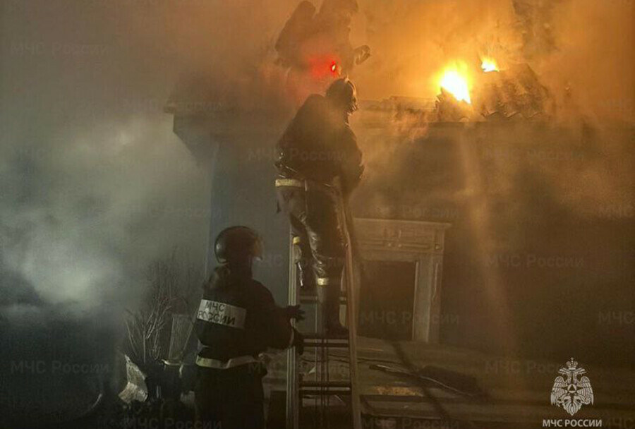 Дом сгорел в Благовещенске изза неисправной электросети фото