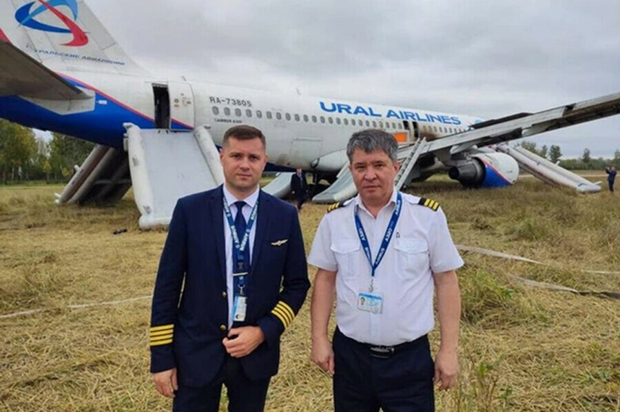 Уволился командир самолета Уральских авиалиний посадивший самолет в поле