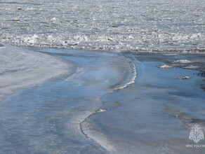 В Амурской области на реке Зее двух подростков унесло на оторвавшейся льдине