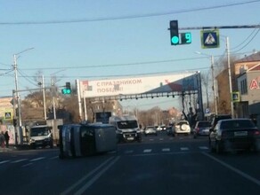 Подъем с переворотом запечатлен момент опрокидывания микроавтобуса в Благовещенске