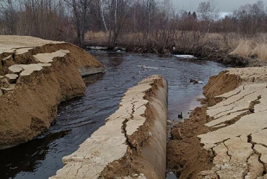 В Зейском районе вода вышла на дорогу организован объезд