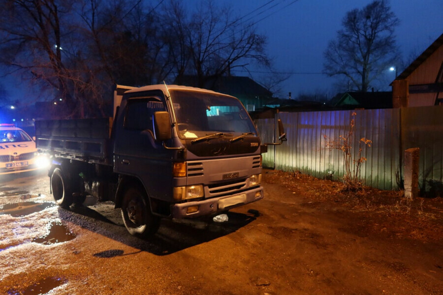 В Белогорске водитель на угнанном грузовике столкнулся с двумя авто и скрылся фото 