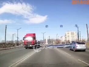 Едва не упал на другую машину момент падения листа металла с большегруза в Благовещенске сняли на видео