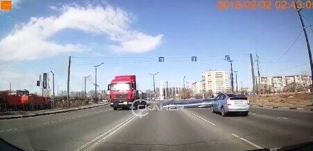 Едва не упал на другую машину момент падения листа металла с большегруза в Благовещенске сняли на видео