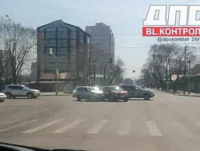 Второй день подряд бьются авто на Мухина  Горького в Благовещенске снова столкнулись машины 