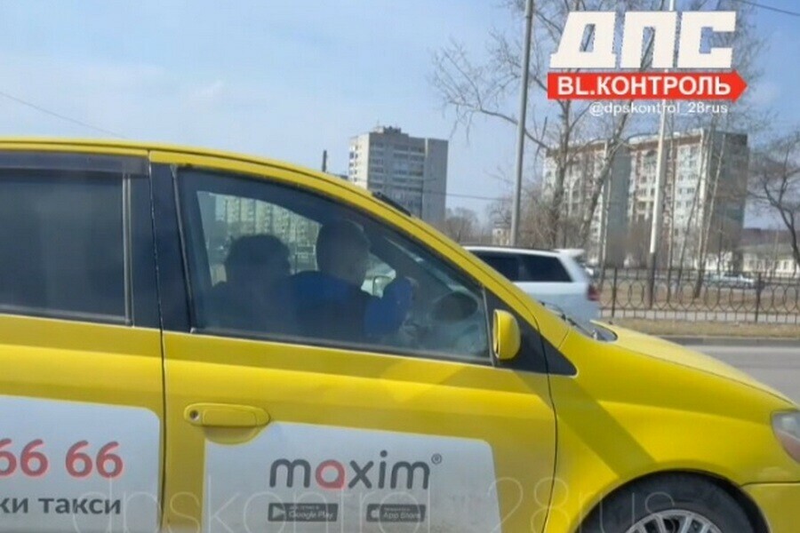 На улице Благовещенска заметили таксиста который посадил ребёнка на руки за руль и задремал фото видео 