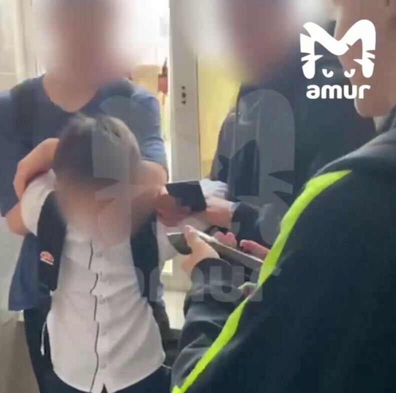 Старшеклассники побрили голову мальчику в школьном туалете Хабаровска Всё ради хайпа