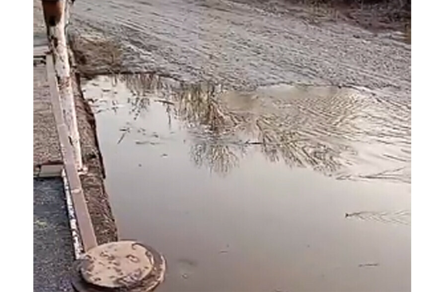 В одном из районов Амурской области на дорогу вышла вода Проезд закрыли видео