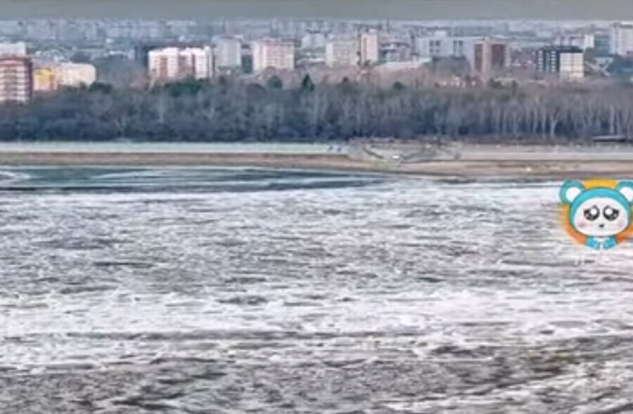 Китайские СМИ на Амуре в районе Благовещенска начался ледоход видео