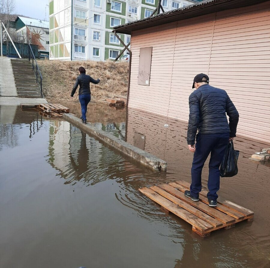 В Приамурье женщина переходила через канаву и провалилась в воду с головой