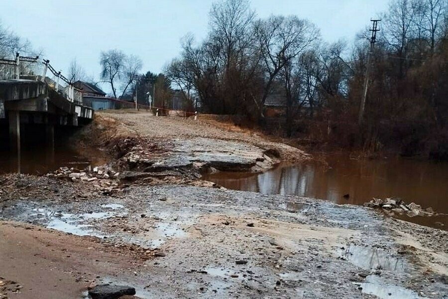 Амурская дорога по которой потоком неслись паводковые воды освобождается от стихии 