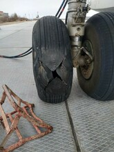 В Якутиии при посадке у самолета лопнули колеса обоих шасси