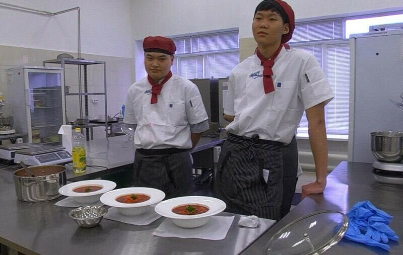 В Благовещенске китайские студенты учились готовить борщ