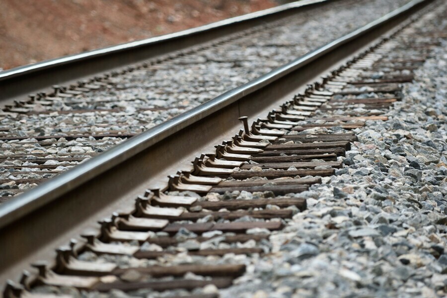 В Амурской области мужчина в наушниках не услышал поезд и погиб