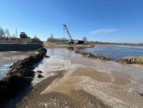 Через участок трассы в Приамурье переливается вода Движение затруднено фото 