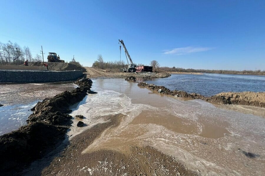 Через участок трассы в Приамурье переливается вода Движение затруднено фото 