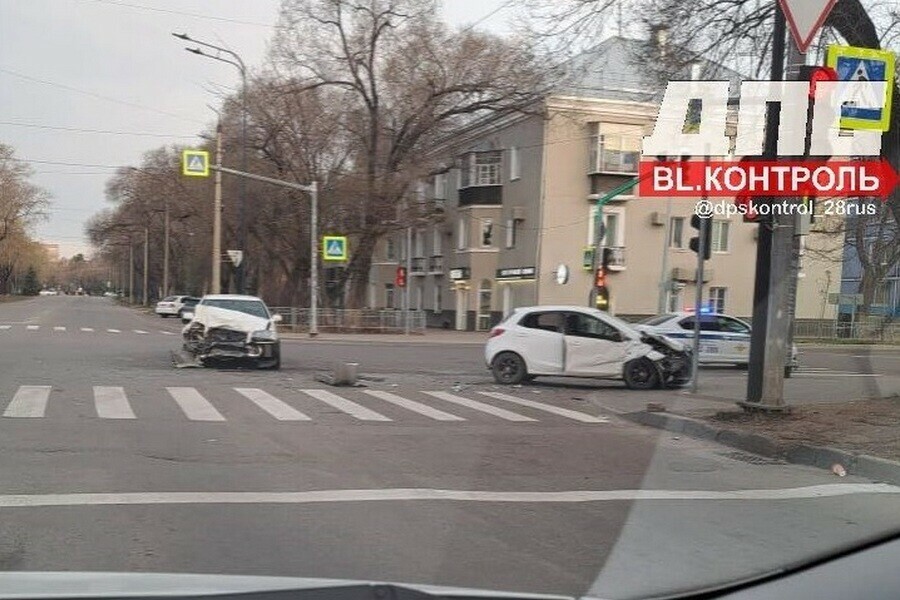 В результате жесткого ДТП в Благовещенске пострадали три человека 