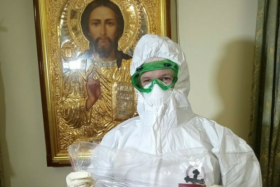 Хабаровские священники надевают СИЗы и идут домой к больным коронавирусом 