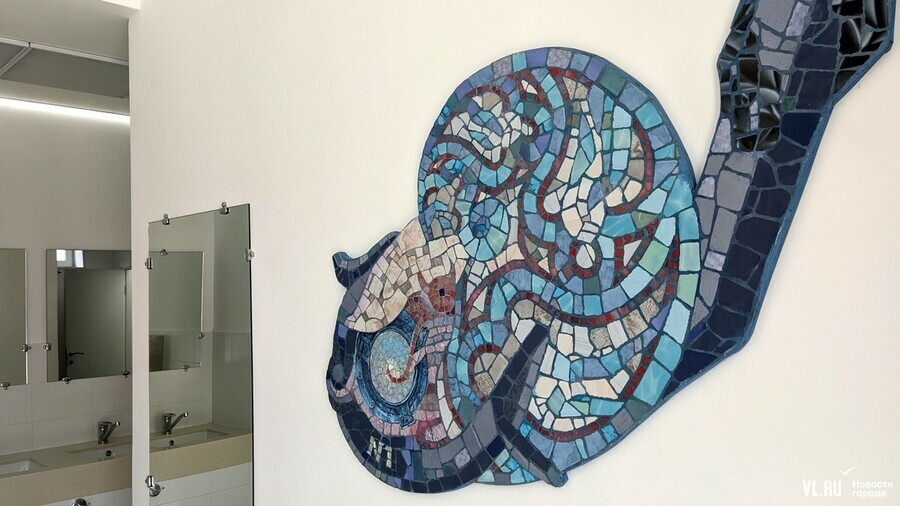 Холят и лелеют общественный туалет во Владивостоке украсили мозаикой и фресками