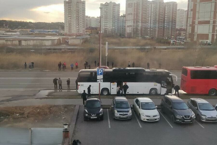 Не хотим на это смотреть благовещенцы пожаловались на мигрантов справляющих нужду в оживленном месте видео