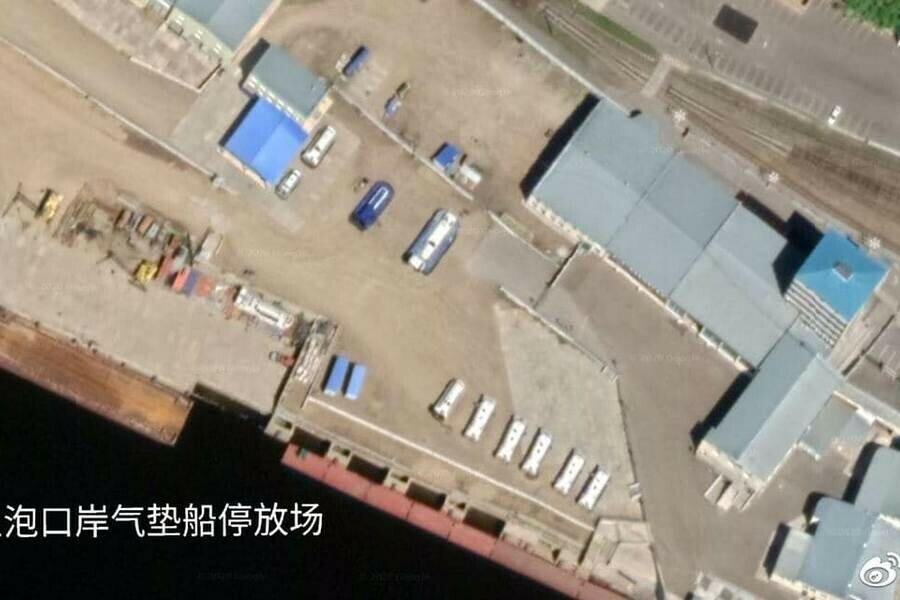 Китайский блогер насчитал на спутниковой фотографии 17 пум у таможен Хэйхэ и Благовещенска