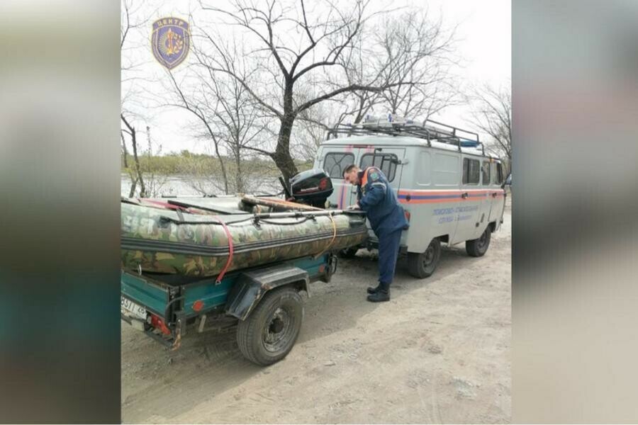 Спасатели приступили к поиску дедушки который утонул вместе с машиной в Томи фото