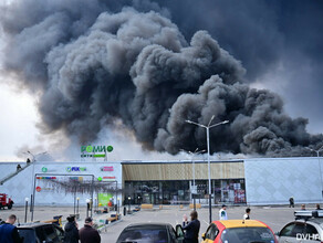 В Хабаровске огромные столбы дыма поднимаются над городом горит крупный ТЦ фото видео 