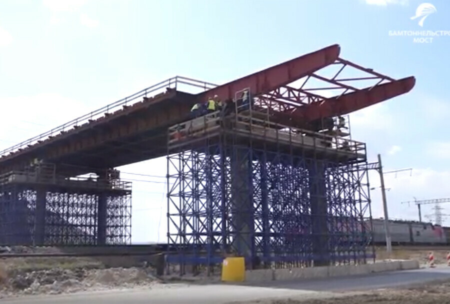 На строительстве нового путепровода в Амурской области завершен важный этап видео