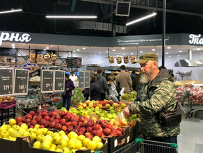 Даже фрукты с овощами не убирали В Хабаровске утром открылся супермаркет горевший накануне