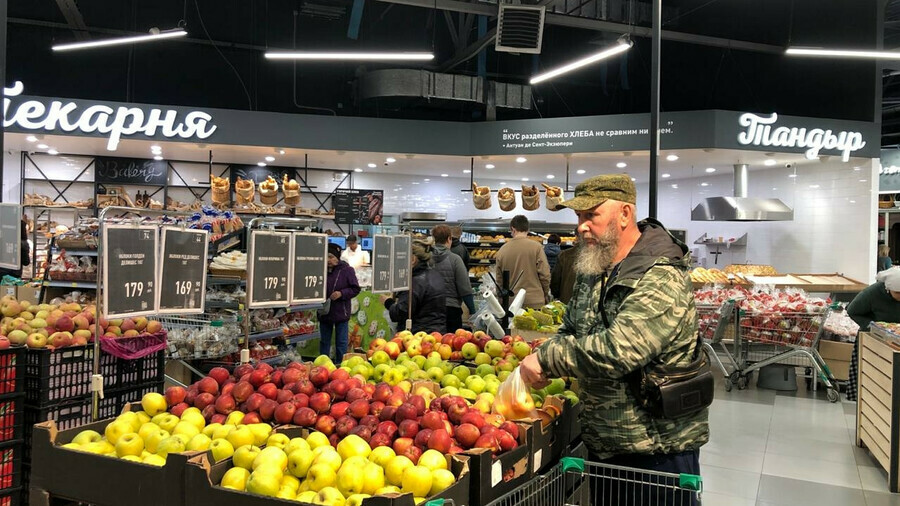 Даже фрукты с овощами не убирали В Хабаровске утром открылся супермаркет горевший накануне